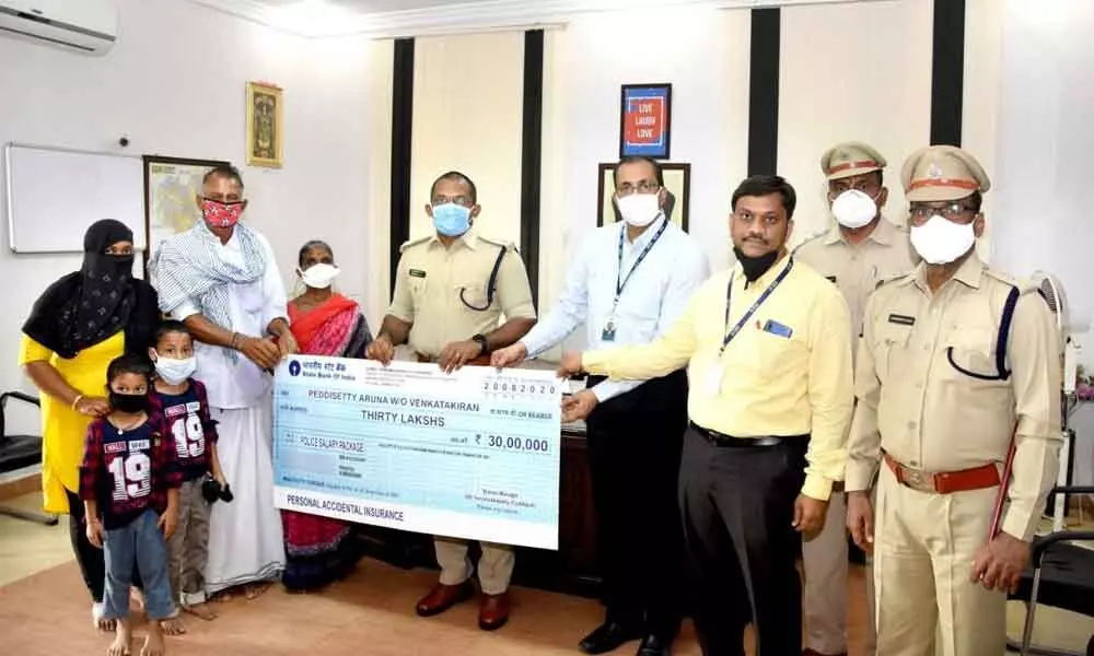 Superintendent of Police K K N Anurajan giving cheque to the family members of AR constable in Kadapa on Thursday.