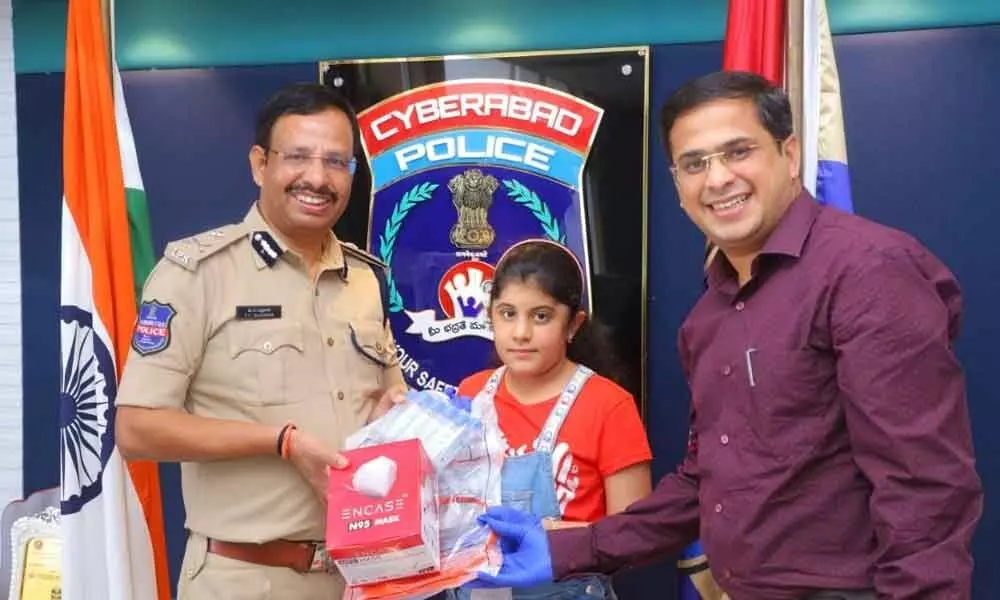 Cyberabad CP Sajjanar gifted a seed Ganesha idol and appreciated the generosity of Aakarshana
