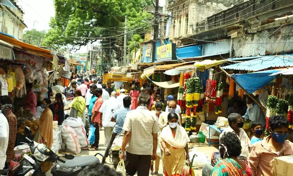 Large number of devotees throng Pula Veedhi market to purchase puja items on the eve of Vinayaka Chavithi