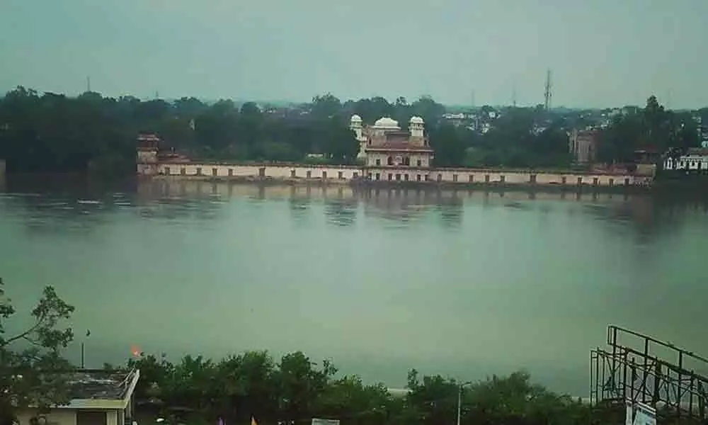 Taj Mahal dazzles as river Yamuna in spate