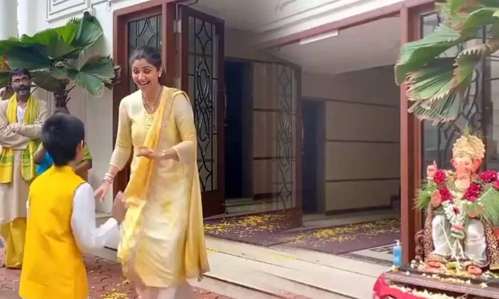 Ganapati Bappa Visarjan: Shilpa Shetty Bids Adieu To Lord Ganesha Going With Eco-Friendly Visarjan