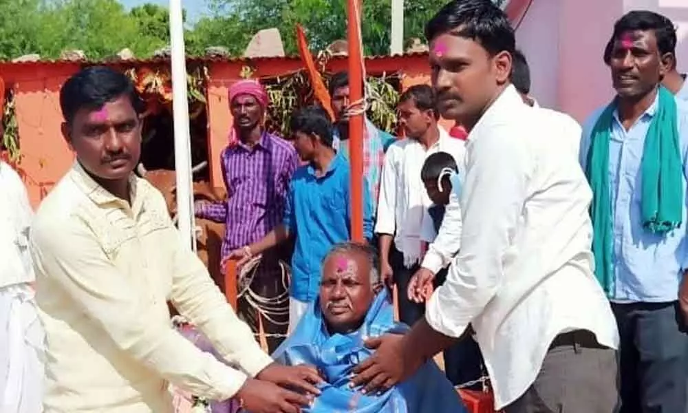 Farmer Anju Gonda being felicitated in  in Mohdabad village of Jukkal mandal in Kamareddy district on Monday