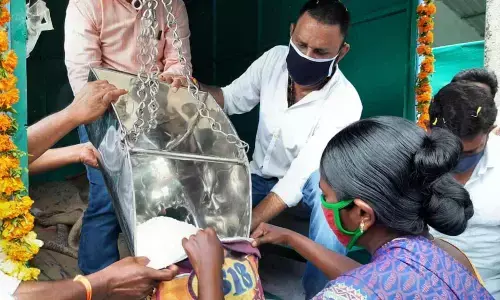 Civil Supplies Minister Kodali Nani distributing rice