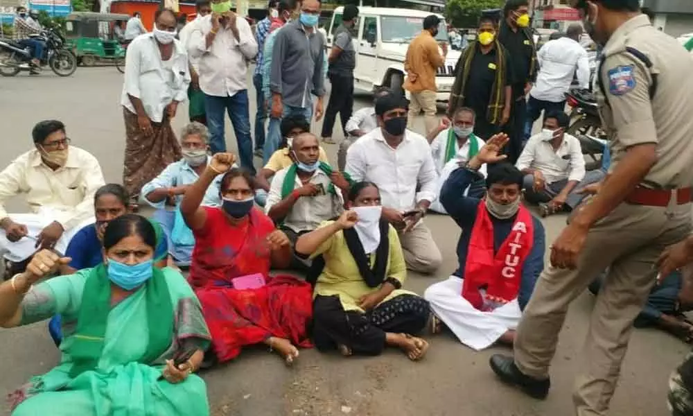 Amaravati farmers staging a protest near CRDA office in Vijayawada on Wednesday