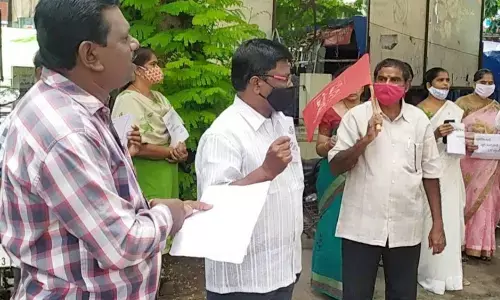 Ch Kaladhar, joint secretary of Insurance Corporation Employees Union, addressing the insurance employees while staging lunch hour demonstration against the disinvestment plan of LIC of India in Vijayawada on Thursday
