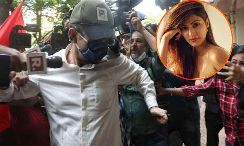 Rhea Chakraborty Requests Mumbai Police For Support After Her Father ...