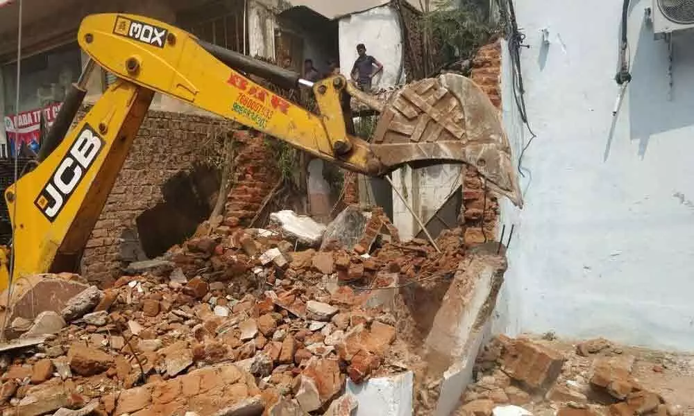 Hyderabad: GHMC officials demolish six-floor illegal building in Mehdipatnam