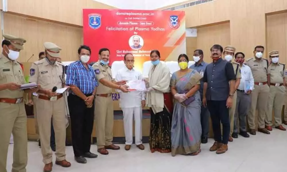 Telangana Home Minister Mohamood Ali felicitates plasma donors