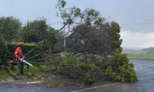 3 dead as storm lashes Australias Victoria state
