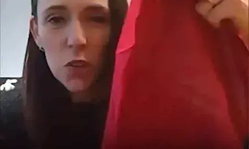 Jacinda Ardern Makes Her Own Mask