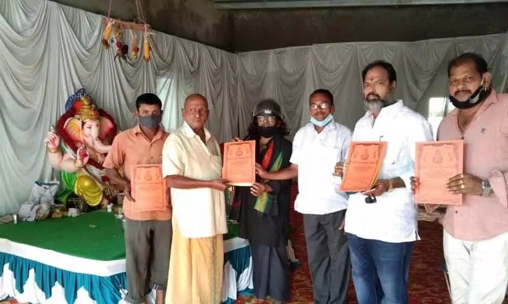 Nagara Ganesh Utsav Samiti leaders Ramana Raju and Subramanyam felicitating the organisers of Ganapati Navaratrulu