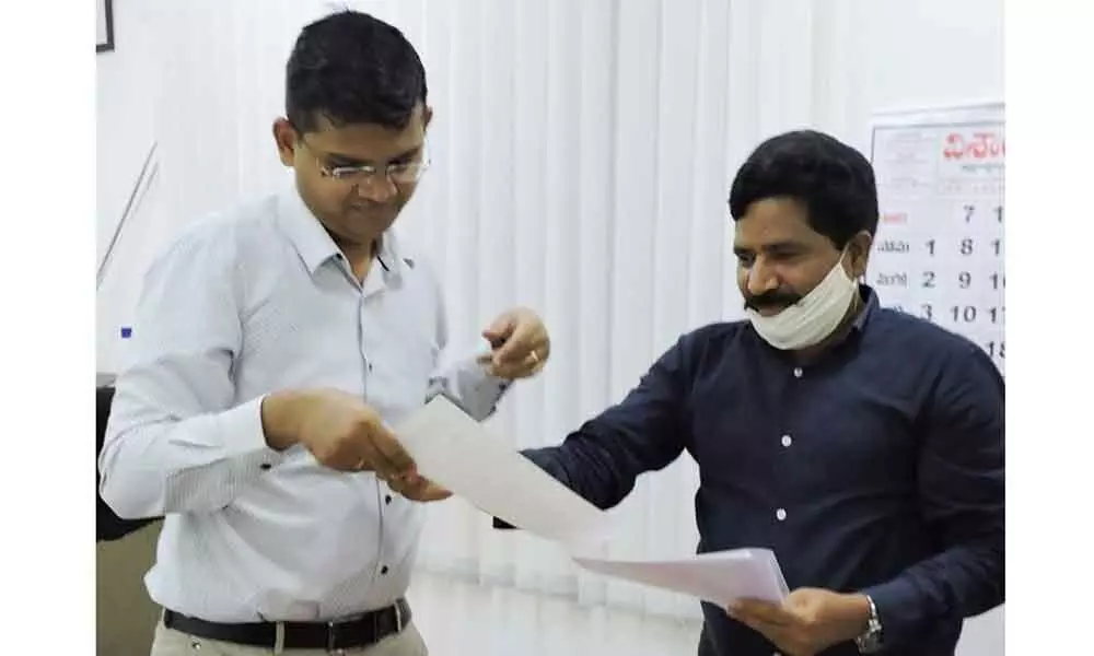 BJP leader Gatti Satyanarayana submitting a memorandum to KMC Commissioner Swapnil Dinakar Pundkar