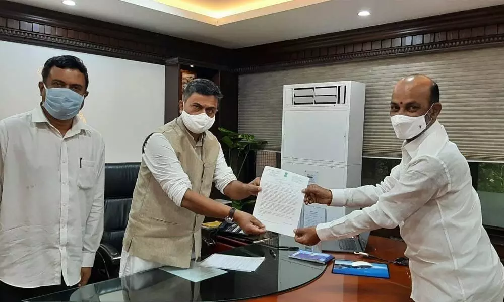 Telangana BJP president Bandi Sanjay Kumar submitting a memorandum to Union Power Minister RK Singh