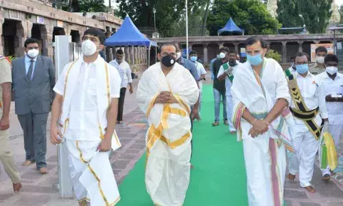 High Court Chief Justice Jitendra Kumar Maheshwarioffers prayers in Srisailam