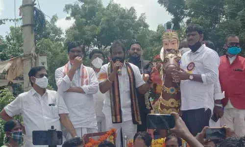 Minister for Prohibition and Excise V Srinivas Goud  unveiling the statue of Sarvai Papanna