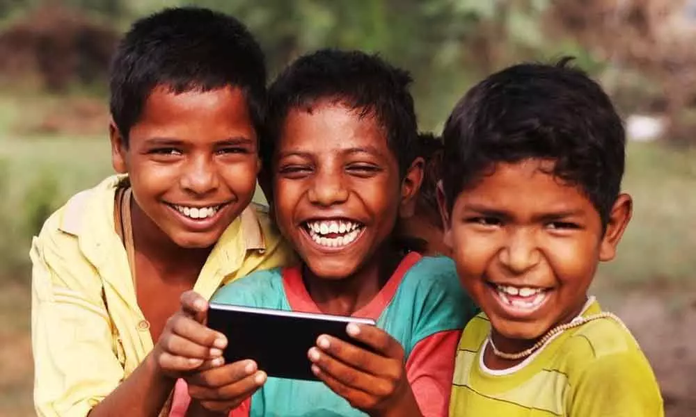 Good Samaritan provides smartphones to poor kids for online study