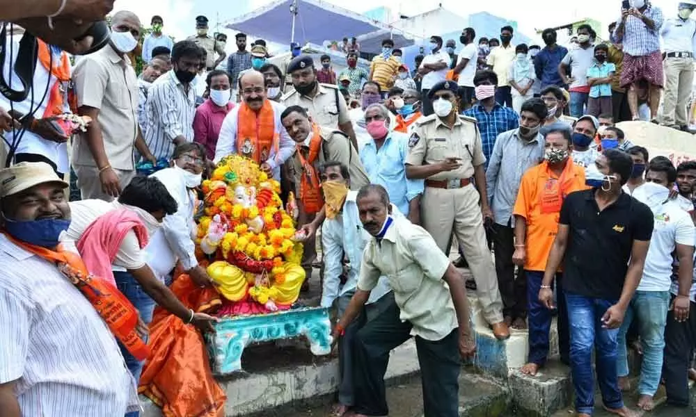 MLAs M A Hafeez Khan, Katasani Rambhupal Reddy and SP Dr Fakkeerappa Kaginelli parcipate in the idol immersion