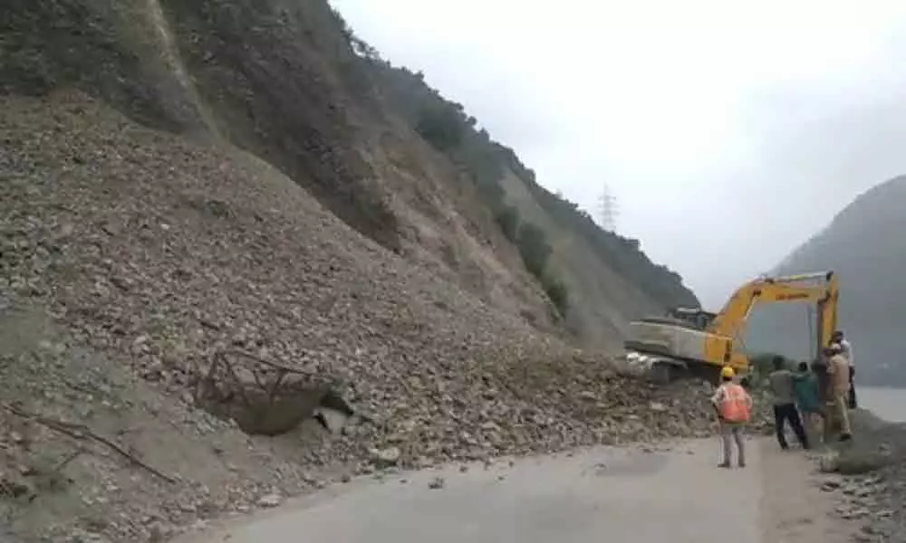 Landslides block J-K highway, 300 vehicles stranded