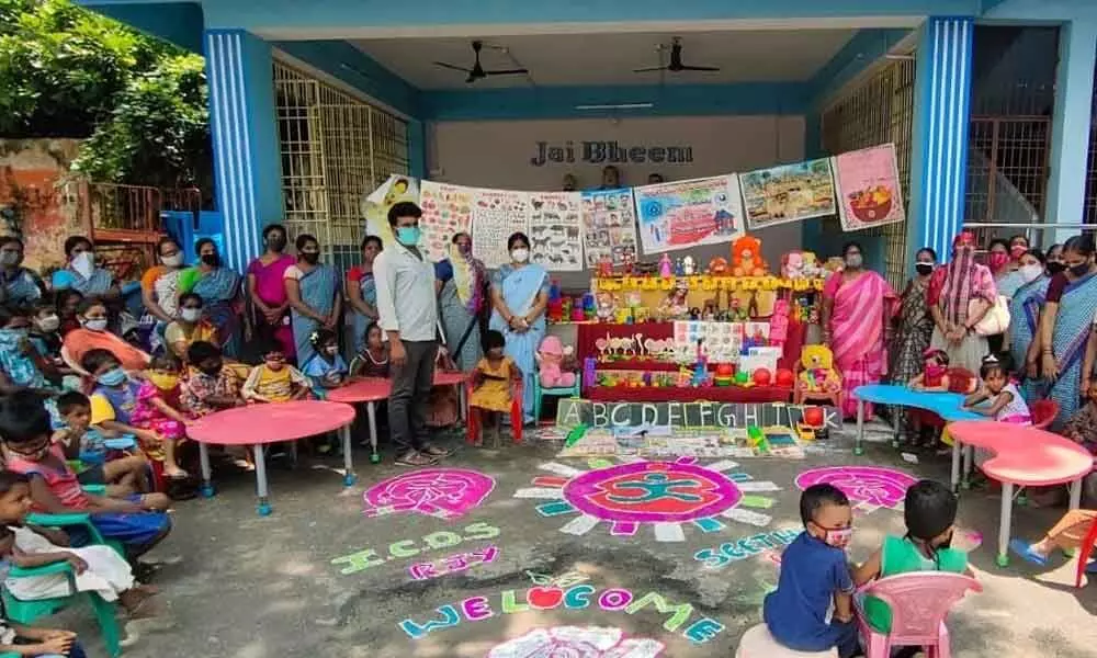 Children and their mothers gathered at ‘Mana Anganwadi Pilustondi’ event organised by the ICDS in Rajamahendravaram on Monday