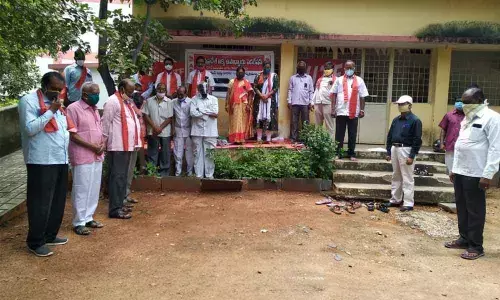 UTF leaders staging satyagraha in front of MRC Bhavan demanding scrapping of CPS, in Dhone on Tuesday