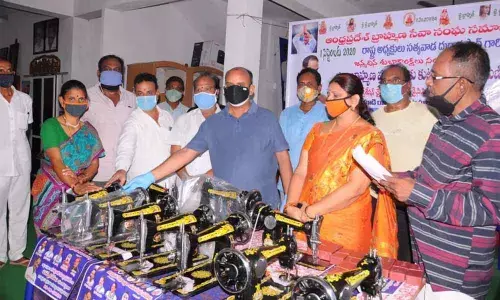 YSRCP leader S Sivarama Subramanyam distributing sewing machines in Rajamahendravaram on Tuesday