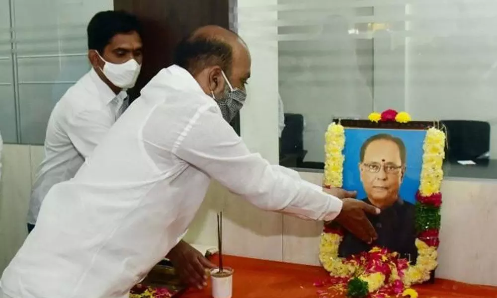 BJP State president and Karimnagar MP Bandi Sanjay Kumar paying tributes to former President Pranab Mukherjee