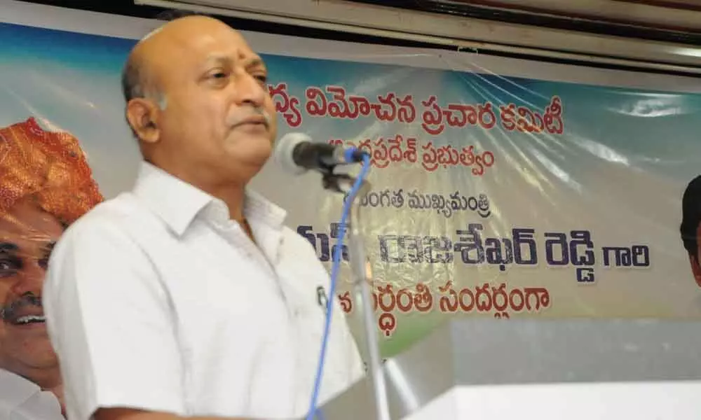 Chief advisor to the government Ajeya Kallam addressing a meeting held at Hindu Pharmacy College in Guntur on Tuesday
