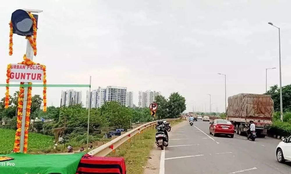 Solar traffic blinking light points inaugurated on NH216 between Guntur and Vijayawada on Tuesday