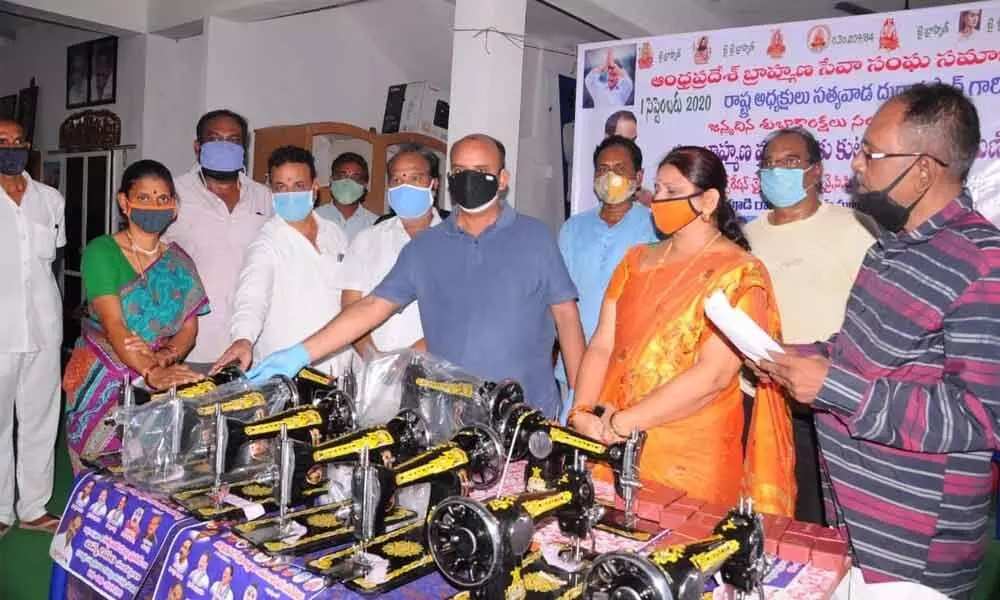 YSRCP leader S Sivarama Subramanyam distributing sewing machines in Rajamahendravaram on Tuesday