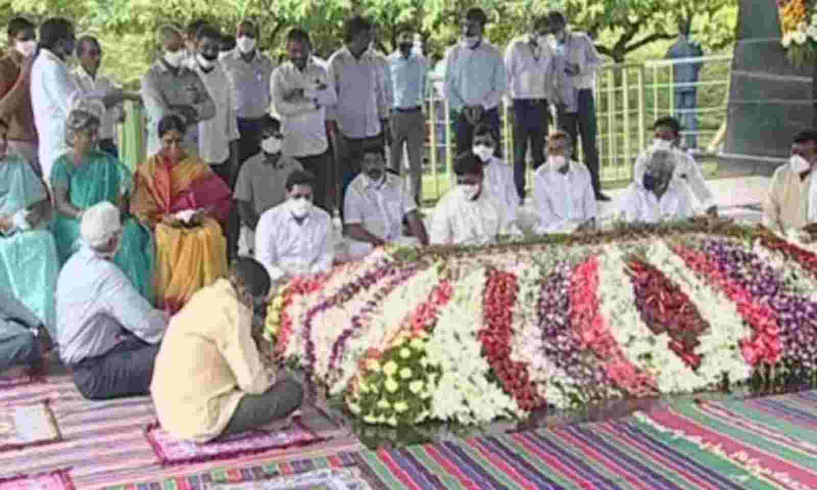 CM YS Jagan and family members pay tribute to YS Rajasekhara Reddy ...