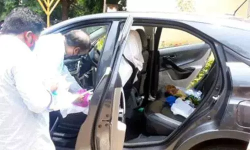 ACB sleuths seize Rs. 2 lakh from Ibrahimpatnam Tahsildars car in Krishna district ACB sleuths seize Rs. 2 lakh from Ibrahimpatnam Tahsildars car in Krishna district