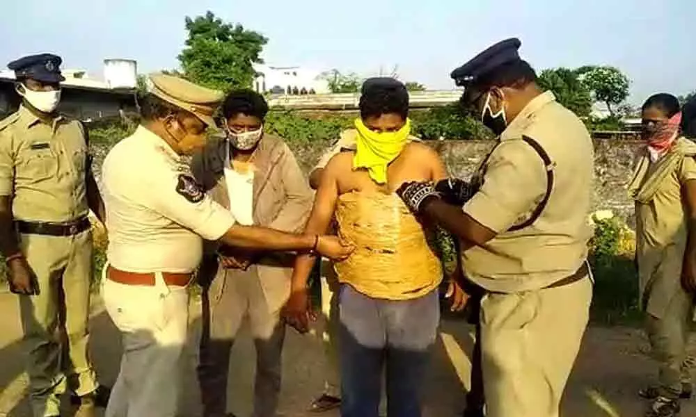 2 held for smuggling liquor on Telangana-AP border