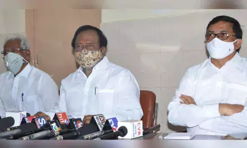 Greater Warangal Mayor Gunda Prakash Rao (centre) speaking to media persons in Warangal on Thursday.