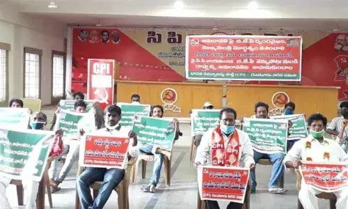 CPI city secretary Kota Malyadri and other leaders participating in Deeksha in Guntur on Friday