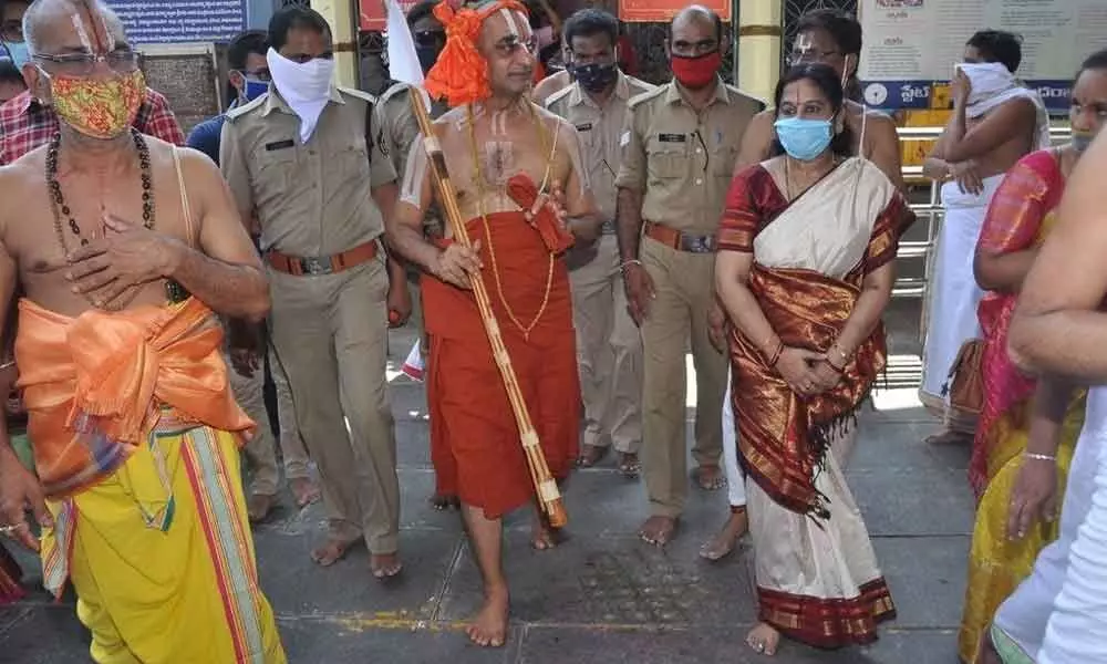 Chinna Jeeyar Swamy visits Lord Rama temple in Bhadrachalam