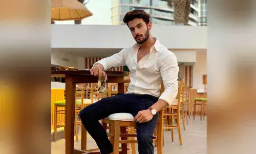 Fitness blogger working on social content