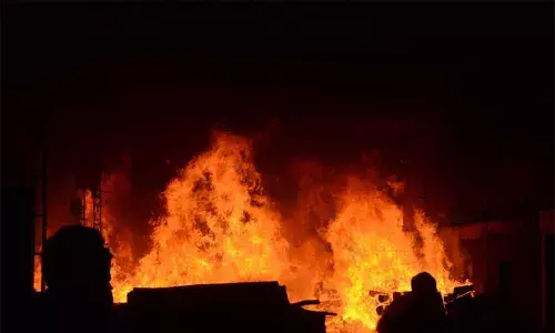 Fire breaks out at Kolkata slum