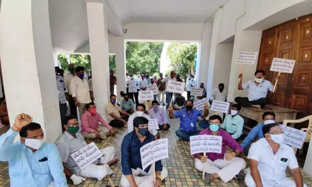 Non teaching employees strike in SV University