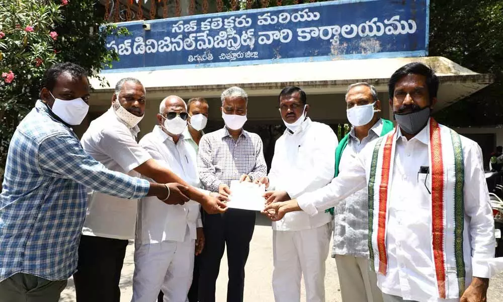 Congress leaders submitting a memorandum against fixing meters to farm pumpsets, at RDO Office Tirupati on Monday