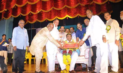 Jaya Prakash Reddy receiving Jandhyala Award from Sumadhura Kala Niketan (file photo)