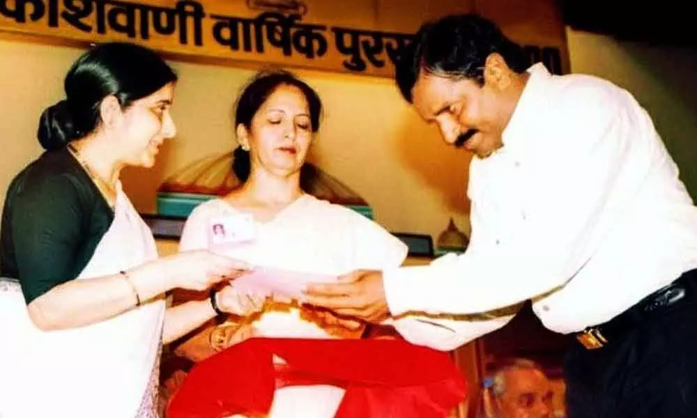 Jayaprakash receiving award from Sushma Swaraj