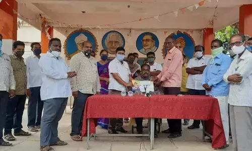 (File photo) Marikal ZPHS senior teacher Balalingaiah being felicitated on getting ‘Best State Teacher award