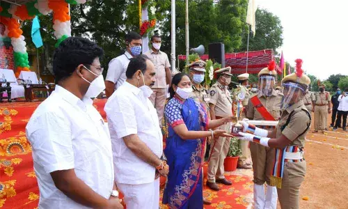 Home Minister M Sucharitha and her Cabinet colleagues B Srinivasa Reddy and A Suresh presenting an award