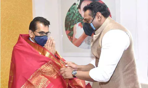 Minister for Industries and IT Mekapati Goutham Reddy felicitating Niti Aayog CEO Amitab Kant in New Delhi on Friday