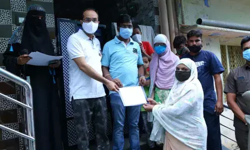 Municipal Corporation Commissioner D K Balaji and MLA M A Hafeez Khan presenting ‘Good Will Ambassadors’ certificates to residents of Kothapeta, in Kurnool on Saturday