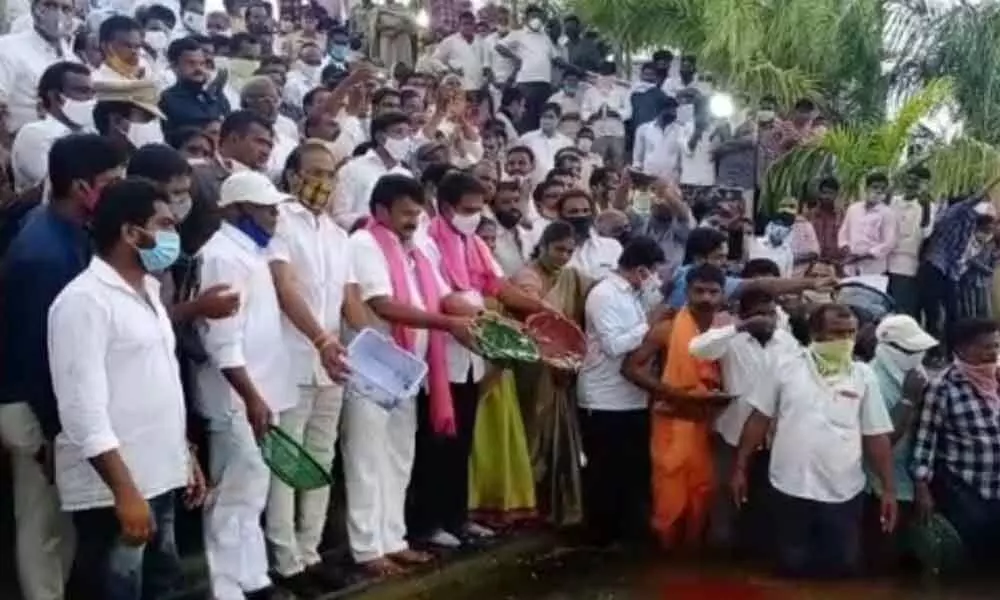 Animal Husbandry Minister Talasani Srinivas Yadav releasing fish seedlings in Kesari Samudram lake