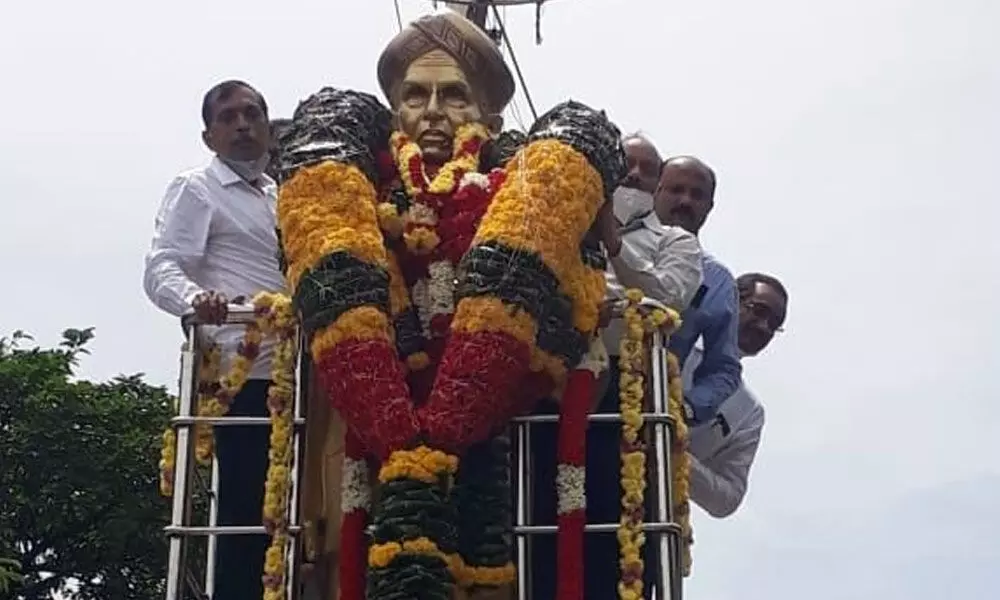 SPDCL officials paying floral tributes to the statue of Mokshagundam Visvesvaraya at  SV University Campus in Tirupati on Tuesday