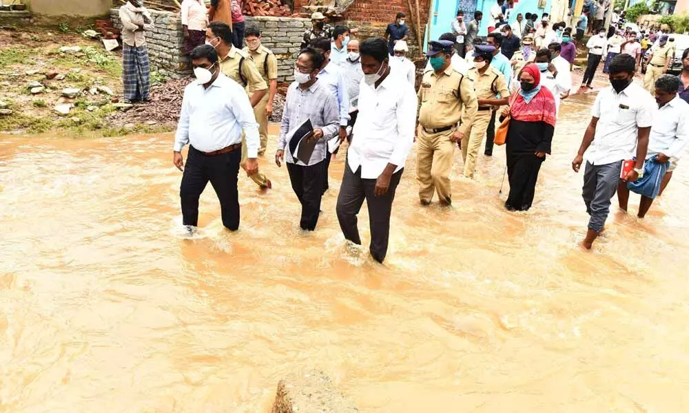 District Collector G Veera Pandiyan, SP, Dr Fakkeerappa Kagnelli, MLAs inspecting the flood-affected areas at Pamulapadu and Atmakur in Kurnool district on Tuesday