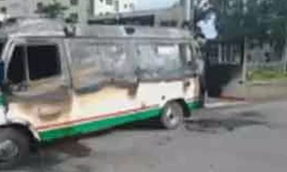 Coronavirus suspect sets 108 ambulance ablaze infront of police station in Ongole
