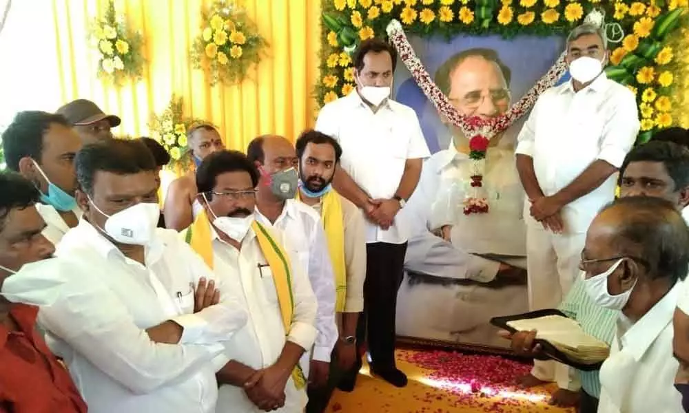 Former Minister Nakka Anand Babu, TDP district president GV Anjaneyalu, Dr Kodela Siva Ram and others paying tributes to late Speaker Dr Kodela Siva Prasada Rao on the occasion of his first death anniversary in Narasaraopet on Wednesday